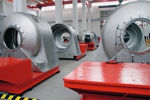  1	Gehäuse der Siebschneckenzentrifugen – aufgereiht für die weitere MontageCasing of the worm/screen centrifuges – set out for further assembly 