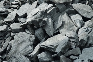  <div class="bildtext">8 Nahaufnahme des gewonnen und vorgebrochenen Schiefers • Close-up of the extracted and pre-crushed slate</div> 