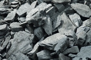  8 Nahaufnahme des gewonnen und vorgebrochenen Schiefers • Close-up of the extracted and pre-crushed slate 