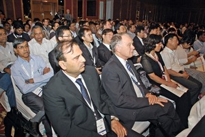  3 Teilnehmer während der Eröffnungszeremonie • Delegates during the inauguration ceremony<br /> 