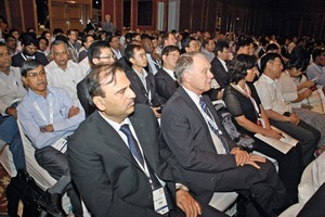  3	Teilnehmer während der Eröffnungszeremonie • Delegates during the inauguration ceremony 