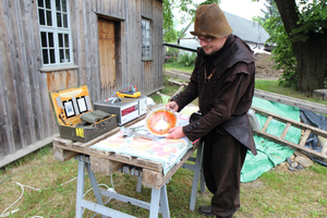  10 Karsten Leumer measuring radioactivity of uranium-based colours on ceramics 