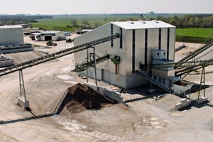  <div class="bildtext">10 Supply of the raw material to the processing unit</div> 