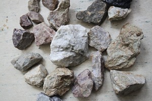  11 Erz, Störstoffe und taubes Gestein als Aufgabematerial für die Sortierung # Ore, impurities and waste rock as feeding material for the sorting plant 