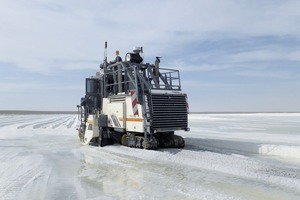  2	Mit rund 33 000 ha ist Exportadora de Sal das größte Salzfeld der Welt. Das Salzgestein hat eine einaxiale Druckfestigkeit von 10 MPa • Covering an area of 33 000 ha, Exportadora de Sal is the largest salt field in the world. The salt mined here has an unconfined compressive strength of 10 MPa 