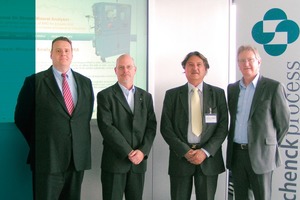  Stewart Murdoch und Bernd Neuman von der Schenck Process GmbH sowie Con Manias und Trevor Richards von FCT-ACTech Pty Ltd bei der Unterzeichnung der strategischen Vertriebs­vereinbarung beider Unternehmen 