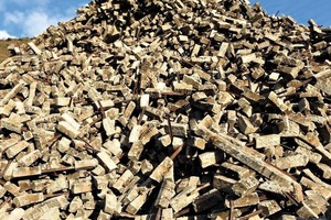  1	Die Halde mit den EisenbahnschwellenThe stockpile with the railway sleepers 