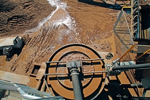  5 Das Überlaufmaterial wird zum Wassermanagementsystem von Dubbo Sands geleitet • The overflow material is directed towards the Dubbo Sands water management system 