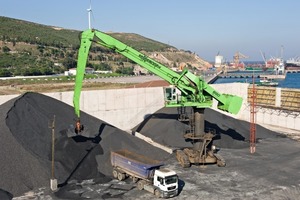  <div class="bildtext">Mit einem SENNEBOGEN 880 EQ verlädt IDC täglich bis zu 14 000 t Kohle im Hafen Izmir • At Izmir Harbor IDC loads up to 14 000 t of coal a day with a SENNEBOGEN 880 EQ</div> 
