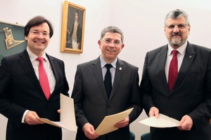  All want research into intelligent machines for the extraction of raw materials: from left to right: Prof. Bauer (VDMA), Prof. Barbknecht (TU Freiberg), Joachim Schmid (VDMA) at the signing of the cooperation agreement 