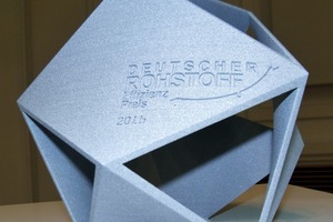  The trophy - a reification of raw material efficiency: optimization of material input with simultaneous characteristic design with 6 minimal surfaces, which result from the most effective edge-to-edge connections. Waste-free production through manufacturing in the prototyping process by means of laser sintering in only one process step 