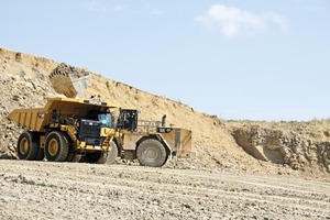  2	Der neue Muldenkipper wird in Allmendingen von drei Hauptladestellen aus beladen, wie hier von einem neuen Cat 992K • In Allmendingen, the new dumper truck is loaded from three main loading points, like here by a new Cat 992K 