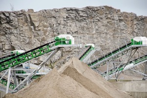  8 Velde conveyors and quarry face in background 