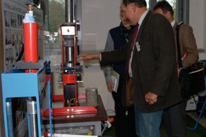  Dipl.-Ing Hans Mönnich explains to the participants the pressing drill machine developed by him for laboratory application 