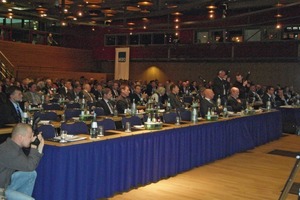  2	Blick in das Auditorium der über 400 Gäste • View of the ­audience with more than 400 participants 