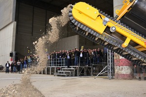  4	Begeistert wurde der Durchsatz des RM&nbsp;60 von den Gästen gefilmt und fotografiert 