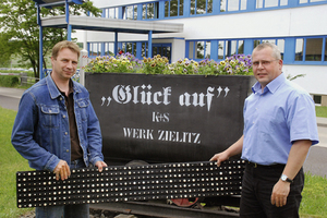  Ralf Wenzel (left), Belt Conveyor Manager at K+S AG in Zielitz, next to Sven Prellberg from Metso Minerals – with the Trellex Cer-Lag ceramic lagging 