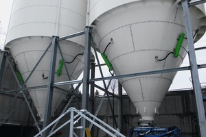  1	Matakt Luftkanonen im Einsatz an Silos mit mineralischen Schüttgütern • Matakt air cannons in operation at silos with mineral bulk solids 