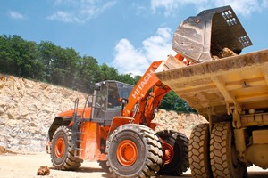  Der Hitachi Radlader ZW370 wird seine Performance auf der Demofläche der steinexpo 2011 unter Beweis stellen • The Hitachi wheel­ed loader ZW370 will present its performance at the demonstration area of steinexpo 2011 