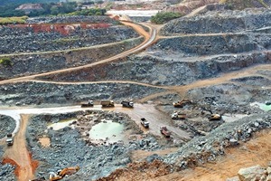  1 Luftbild der Tantal-Mine Volta Grande • Aerial overview of the Volta Grande tantalum mining 