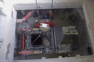  2	Der Doppelwalzenbrecher CR810 Hybrid wird installiert The CR810 Hybrid double-roll crusher is installed 