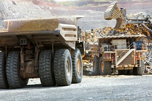  Hitachi-Muldenkipper in der Kansanshi Kupfer- und Goldmine • Hitachi dump trucks at the Kansanshi copper and gold mine 