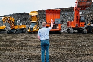  2	Abschied 2008: Dr. Friedhelm Rese dankt der 2 Arbeitsmaschinen­riege und ihren Fahrern • Farewell 2008: Dr. Friedhelm Rese thanks the teams working on the machines and their drivers 