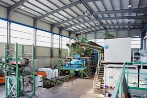  11	Die Brechversuche im BHS-Technikum werden mit Original­maschinen durchgeführt • The crushing tests at the BHS Test Centre are conducted with original machines 