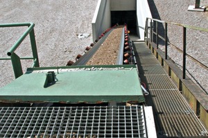  <div class="bildtext">8 The raw material is sent on a belt from the bin to a large stockpile</div> 