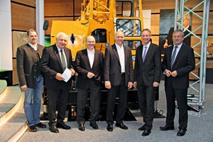  1	Christopher Ostermeier vom ZVI (Zweck-Verband-Industrie), Manfred Krä, Bürgermeister Aiterhofen, die beiden Geschäfts­führer Walter und Erich Sennebogen, Straubings OB Markus Pannermayr und Landrat Josef Laumer (v.l.) bei einem Presse­termin 