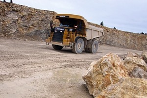  Der neue SKW befördert das durch Sprengung gewonnene Kalkgestein • The new heavy-duty lorry handling the blasted limestone 