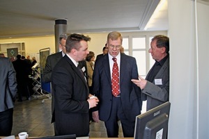  4	Prof. Dr. Georg Unland (Middle) im Gespräch/in discussion 