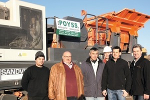  8	Freuen sich über die gelungene Österreich-Premiere des Sandvik QJ 241 bei der Poyss GesmbH (v. r.) / Happy faces at the successful Austrian premiere of the Sandvik QJ 241 with Poyss GesmbH (from right): Inhaber/owner Leopold Poyss, BAG-Betriebsleiter/Manager of BAG Karl ­Konrad, BAG-Servicetechniker/maintenance technician of BAG Wilhelm Potzinger, Poyss-Grubenleiter/quarry manager with Poyss Gerhard Wind, BAG-Kundenberater/customer adviser with Poyss Franz Ulrich und Poyss-Maschinenführer/operator with Poyss Gerhard Traindl 