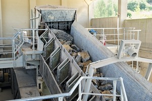  4 AUMUND Buckelplattenbänder zur Beschickung von Brechern im Steinbruch # The AUMUND heavy-duty apron feeders are used in quarries for the loading of crushers 