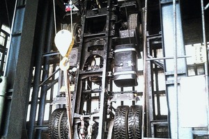  6 The three-axle chassis, only a few centimetres smaller than the transport shaft 