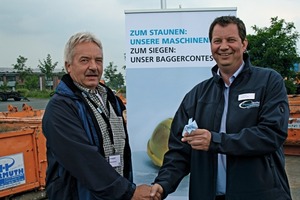  1	Der Gewinner des Baggercontests W. Schanzmann mit GF Carsten Trump (r.) • Winner of the power shovel contest W. Schanzmann with MD Carsten Trump (r.) 