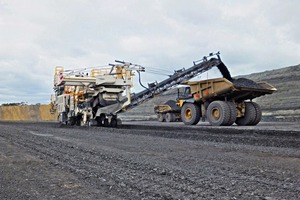  1 The high-performance conveyor loads high quality thermal coal into a 200-tonne dump truck 