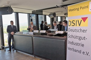  Der Vorstand v.l.n.r.: Stefan Penno, Jochen Baumgartner, Stefan Zoebisch, Hans-Michael Hengl • The management board from left to right: Stefan Penno, Jochen Baumgartner, Stefan Zoebisch, Hans-Michael Hengl 